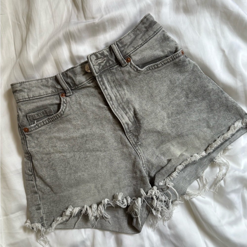 H&M Gray Denim Frayed Hem Women Shorts